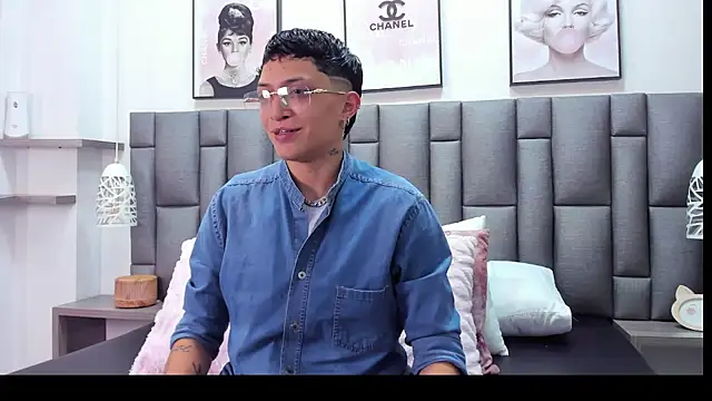 ZoeKrug élő XXX-chatje