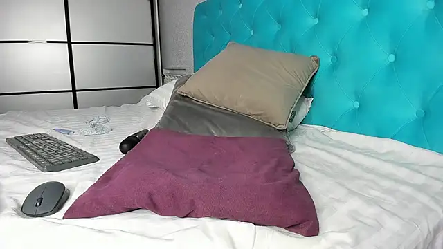 CrazyWomen Show in webcam