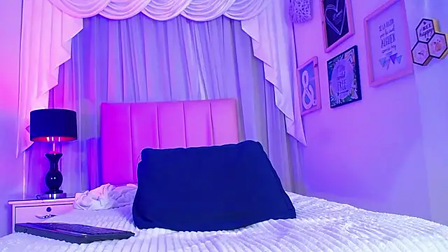 IsabelleDaza Show in webcam