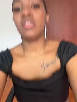 Emi_rousse Adlı Modelin Canlı XXX Sohbeti