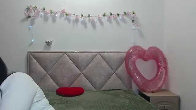 NinaFlawleesのライブXXXチャット