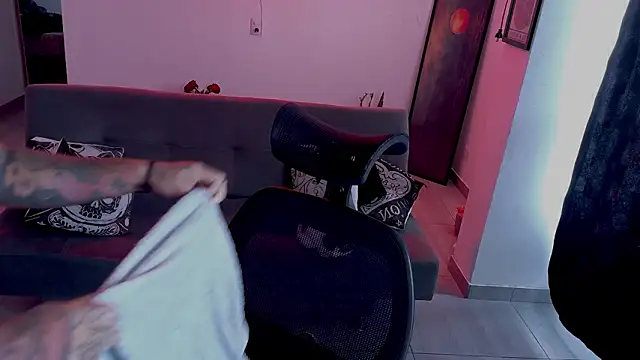 Unatatuada Adlı Modelin Canlı XXX Sohbeti