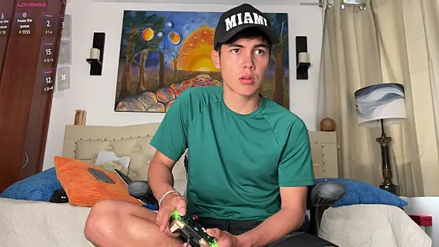 Adams_ricci: διαδικτυακό σόου στην κάμερα