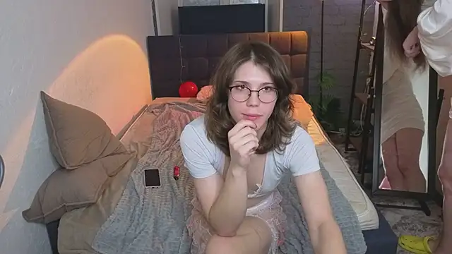 ZoriaLovesLuna Show in webcam