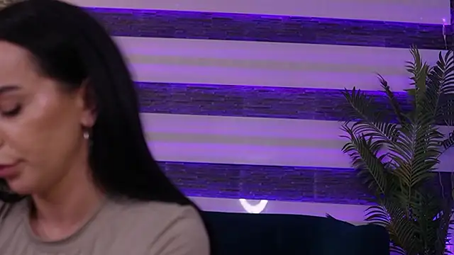 Chat XXX en directo de SkyMusee_