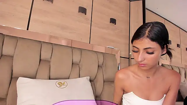 karol_lewiss Adlı Modelin Canlı XXX Sohbeti