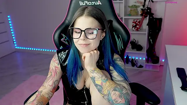 QueenAliceX: онлайн-секс-чат