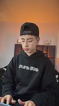 Sebastian_Reed Adlı Modelin Canlı XXX Sohbeti