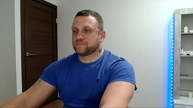 Show modela B-L-O-N-D na web-kameri