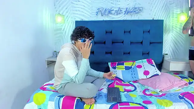 XXX chat uživo modela Adventurous_Boys