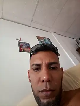 UnreadyChutzpa live XXX chat