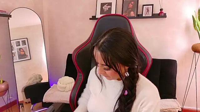 EmmyEvans1's Live XXX Chat