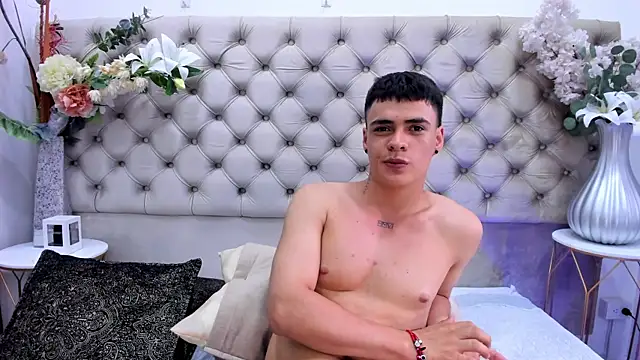 BenitoSaenz's Live XXX Chat