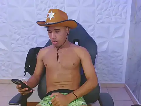 Damondark: διαδικτυακό σόου στην κάμερα