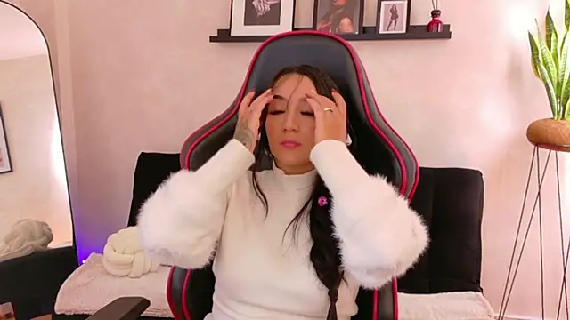 EmmyEvans1's Live Chat Room