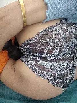 Haralushiaaa: διαδικτυακό σόου στην κάμερα