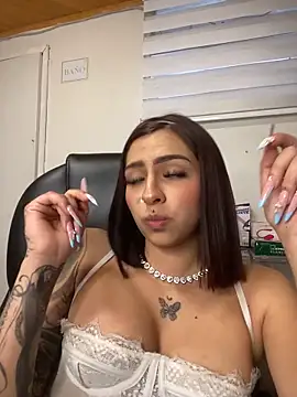 Hilary_pinkk Adlı Modelin Canlı XXX Sohbeti