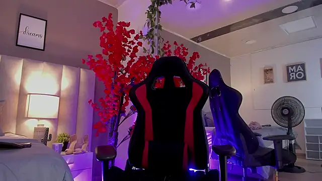 Chat +18 de Kiara_Kismet_ ao vivo