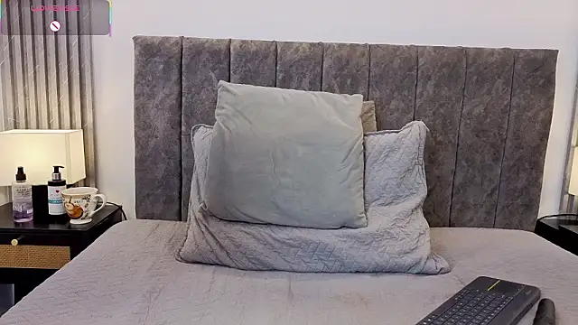 Ema_Stone65 Adlı Modelin Canlı XXX Sohbeti