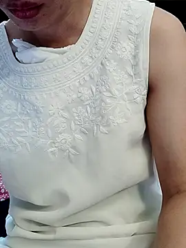 QueenSoreal 即時 XXX 聊天