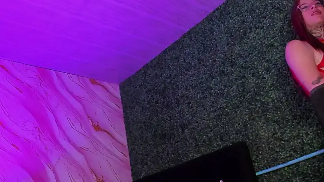 Pokazy przed kamerką – ivy_ary