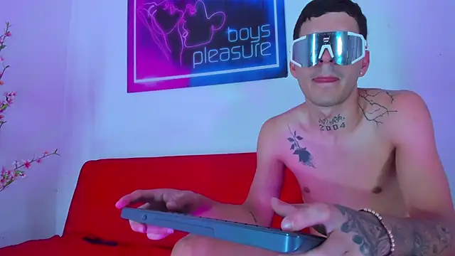 Pleasure_boys_hot: διαδικτυακό σόου στην κάμερα