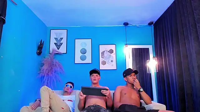 KingOfHeavens_2: διαδικτυακό σόου στην κάμερα