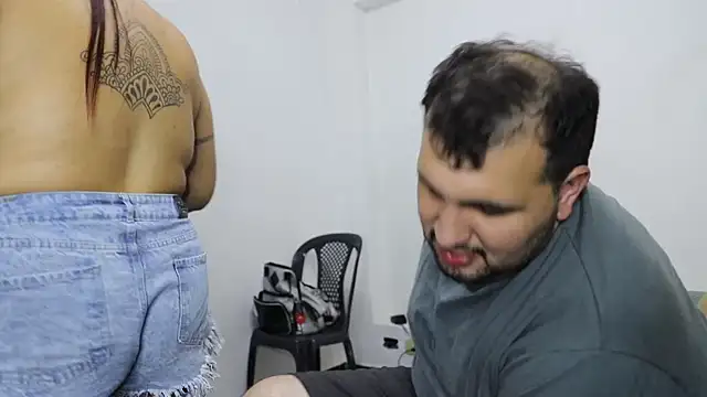 zekefotoslive: διαδικτυακό σόου στην κάμερα