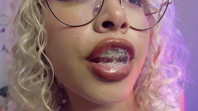 Haelycute: онлайн-секс-чат