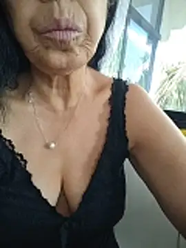 แชท XXX สดของ NakedMILFx