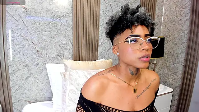 LuciaWallace's Live XXX Chat