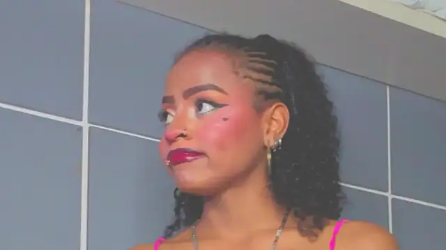 Chatroom XXX en direct de Hilary-banks