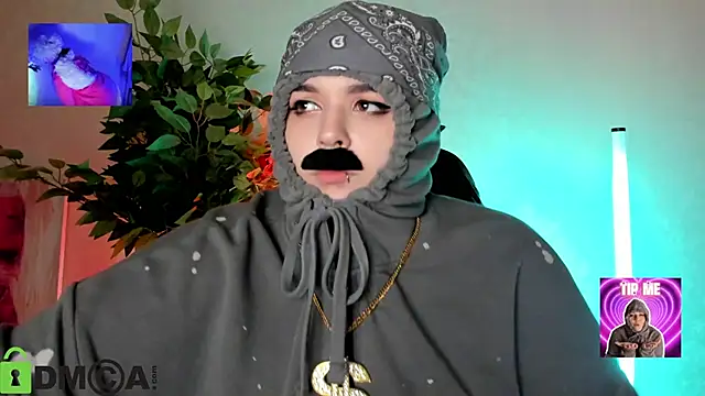 Mia_R0ss Chat XXX in diretta