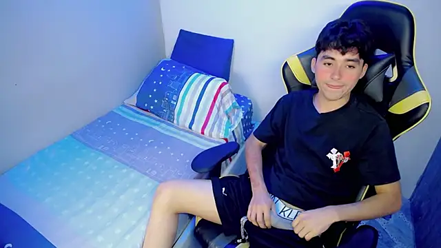 Luigii_: διαδικτυακό σόου στην κάμερα