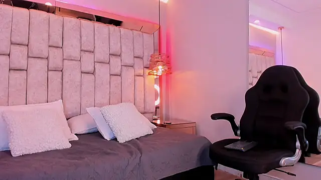 REINA_ADAHARA Show in webcam