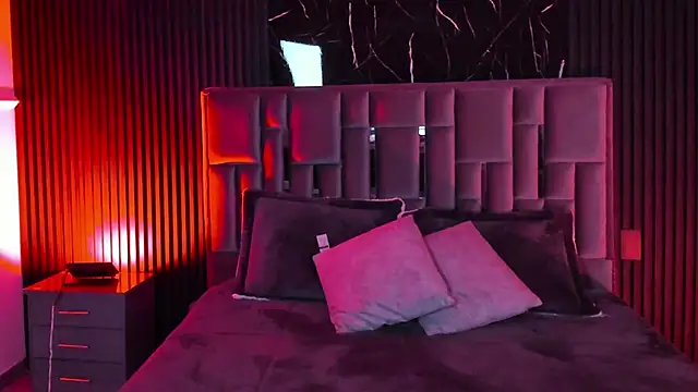 Emberrvelvet Adlı Modelin Canlı XXX Sohbeti