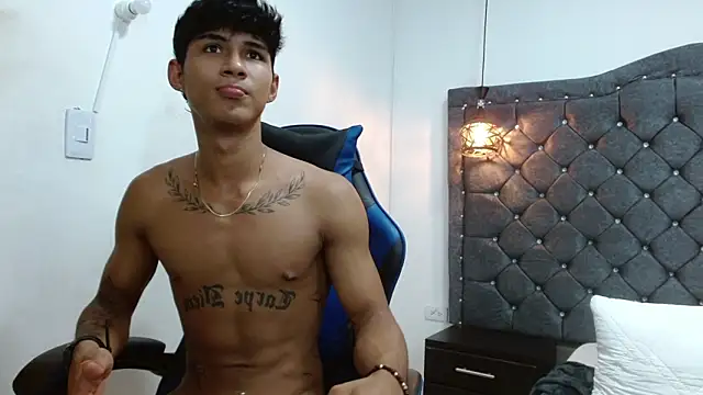 luka_big18: διαδικτυακό σόου στην κάμερα