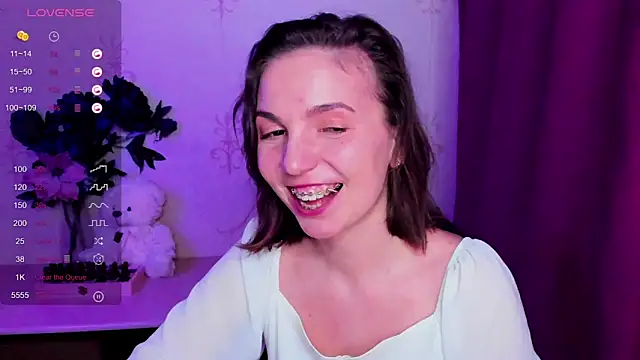 Chat XXX en directo de KindHazelHere_