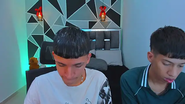 Juan_Nd_Steven's Live Chat Room