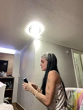 IttyBittyStonie live XXX chat