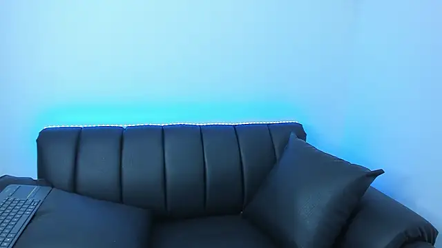 Dark_Valentino_: διαδικτυακό σόου στην κάμερα