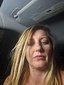 SheIsSomething live XXX chat