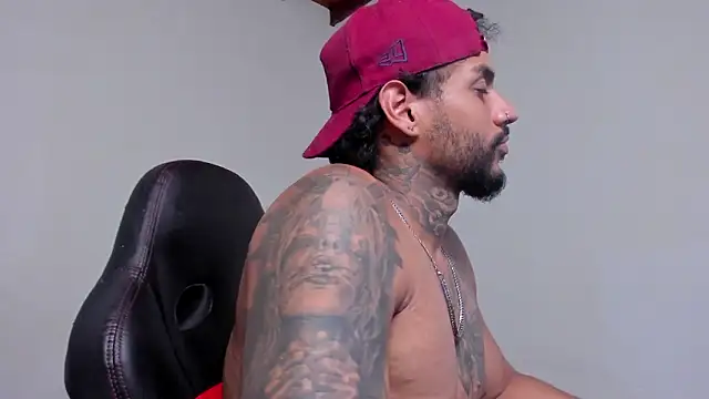 LuigiVitale_1's Live XXX Chat