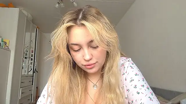 WonderedFlair's Live XXX Chat