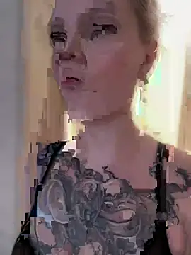 BlondeDoll_ élő XXX-chatje