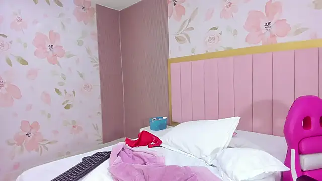 Kendall_curves Live XXX-chat