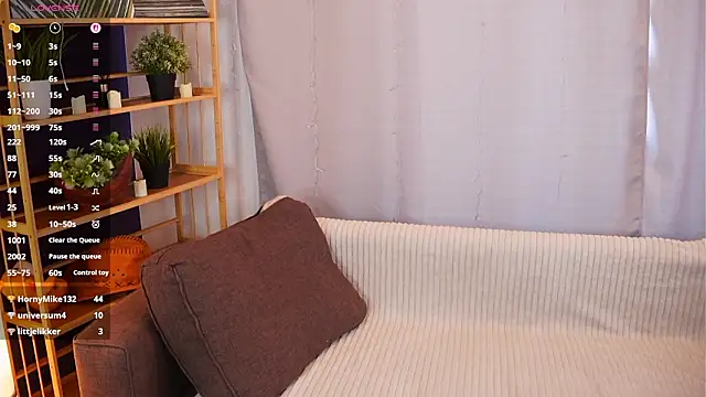 Show modela CharaSturdy na web-kameri