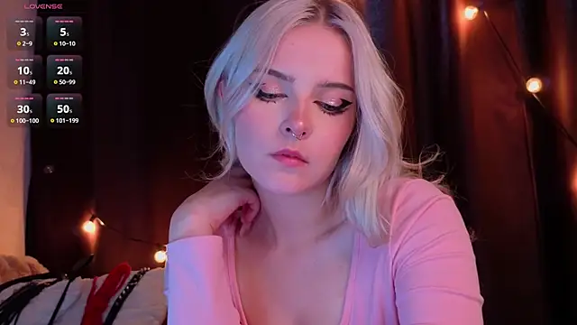 ShyniAlice: διαδικτυακό σόου στην κάμερα