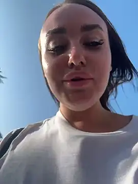 KiraSunshine élő XXX-chatje