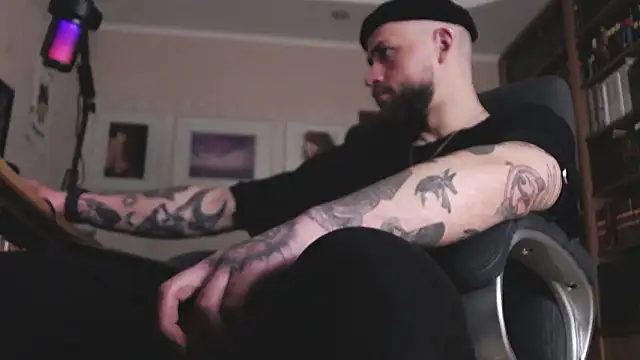 Show modela FindomJason na web-kameri